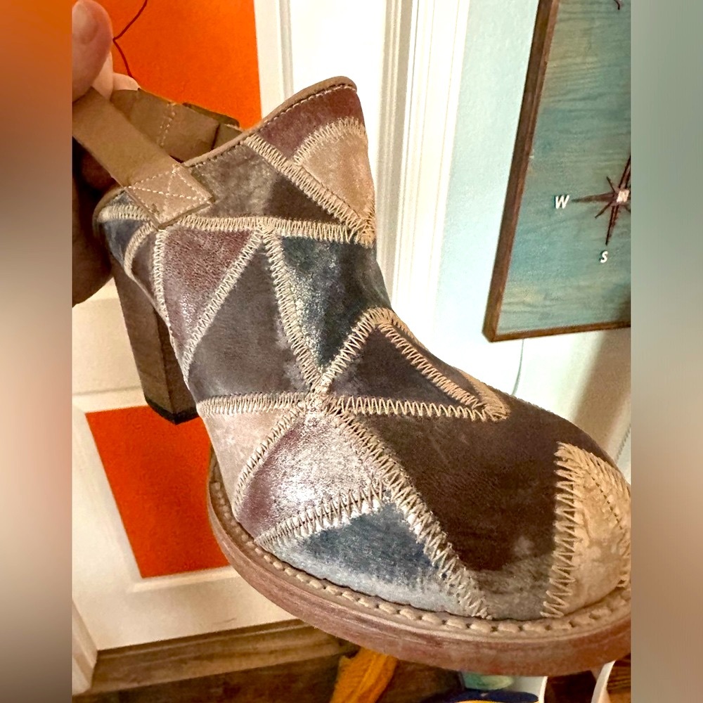 Freebird excellent condition size 9 FB-GOLD multicolor pattern.